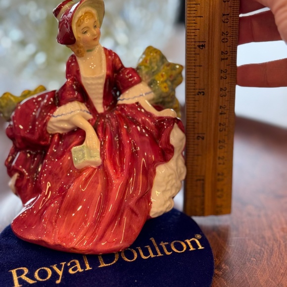 Royal Doulton miniature figurine "Lydia" HN 1808. Girl sitting in a garden. - Picture 6 of 8